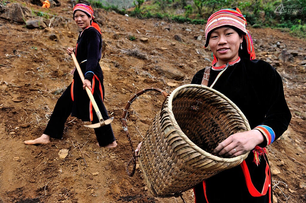 Femmes de l'ethnie Dao rouge à Dong Van ethnie dao rouge ha giang
