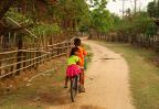 deux enfants dont du velo