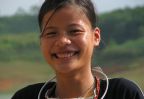 femme souriante ethnie dao blanc