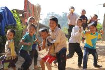 laos famille enfants jouer