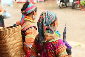 femme hmong marche