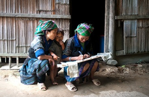 deux femmes apprennent écriture Yen Bai
