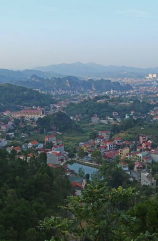 reliefs karstiques entourent Lang Son