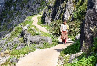 chemin flanc falaise