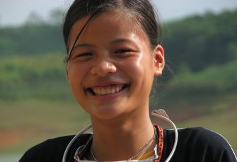 femme souriante ethnie dao blanc