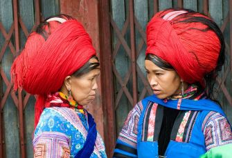 femme hmong rouge au marche de sapa vietnam