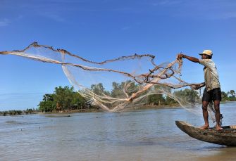 pecheur lancant filet
