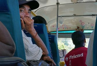 homme bus pour pakbeng