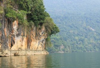 falaise surplombant lac ba be