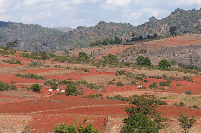 Habitants passent des routes longues