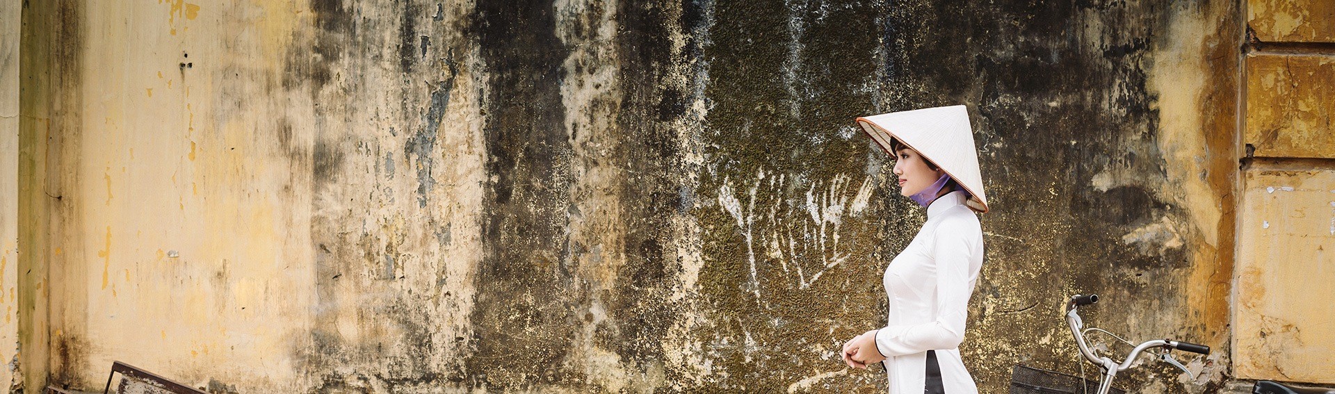 femme portant le ao dai