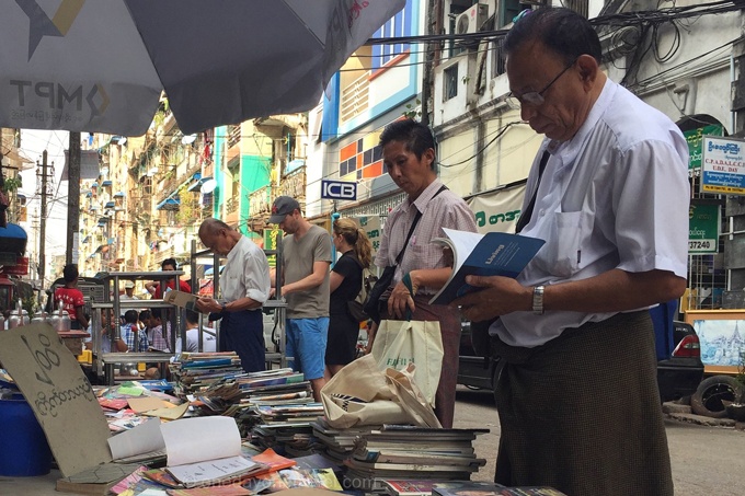 Ã‰tal de livres dans la rue Birmanie
