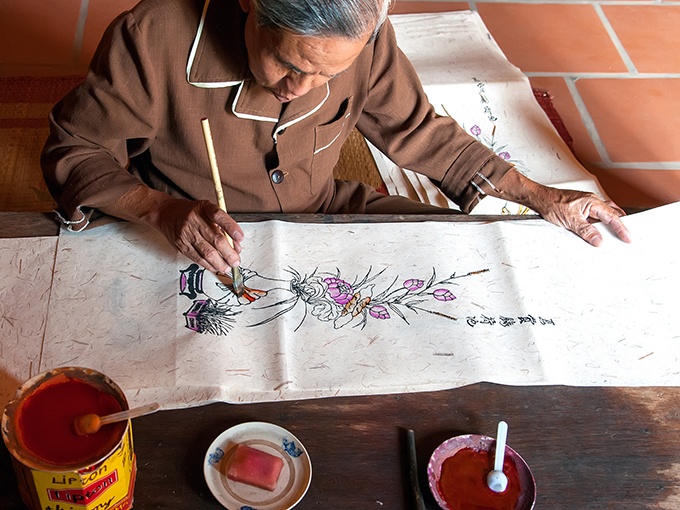 un artisan d'estampes village Dong Ho