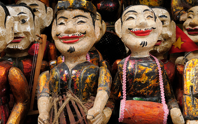 Le petit Teu dans un spectacle de marionnettes sur l'eau