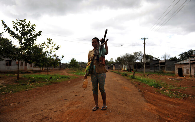 Chemin vers un village des Mnong à Dac Nong