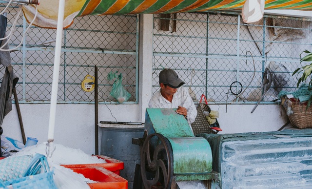 Vendeur de glace au marché de Long Xuyen - Amica Travel 