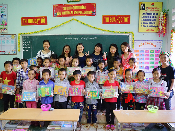 remise des cadeaux pour Ã©coliers ho thau