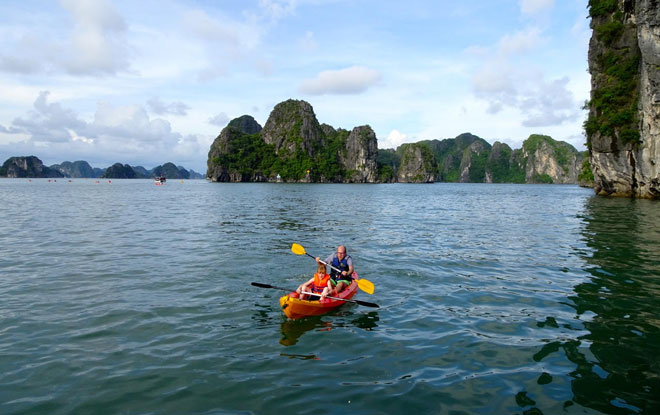 Faire du kayak dans la baie d'Along