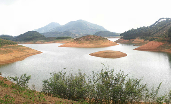 Paysage à couper le souffle au lac de Thac Ba, au Nord du Vietnam