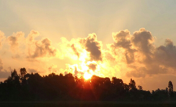 Levé du soleil au village Hong Phong 