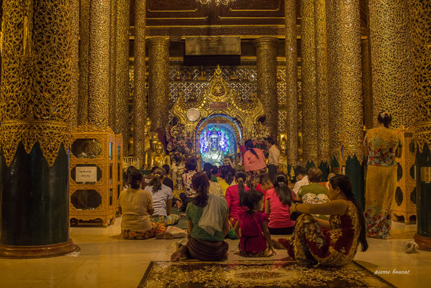 Cérémonie de bouddhistes à la pagode Botatung