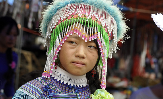 Fille Hmong au marché ethnique de Bac Ha