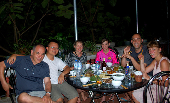 Soirée à Ha Giang avec notre guide et aussi notre ami, Than Long