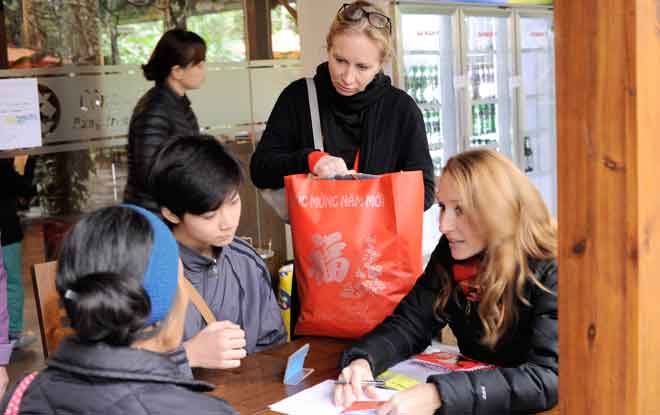 Remise du colis spécial pour le Têt traditionnel au filleul