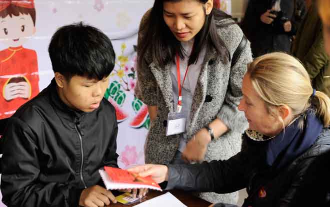 Remise des "li xi" - étrenne rouge de chance à un filleul