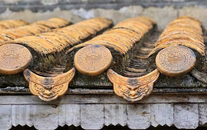 Le ciel et la lune au mausolée de Tu Duc à côté de Hué