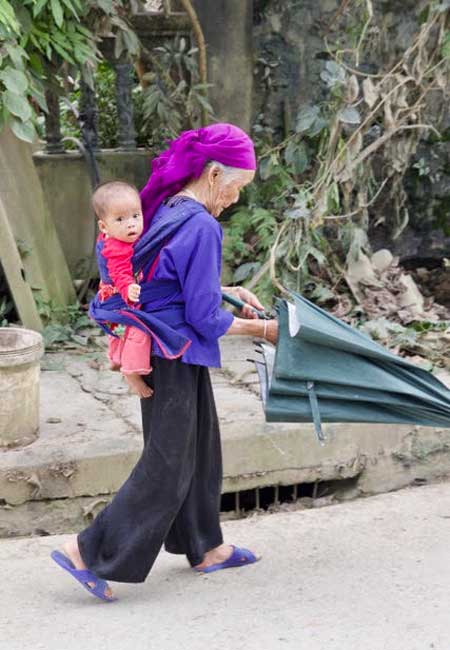Une grand mère avec un bébé dans le dos