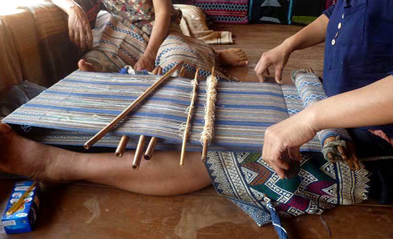 Une femme laotienne faisant le tissage
