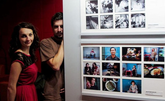 Delphine dans son exposition au Vietnam