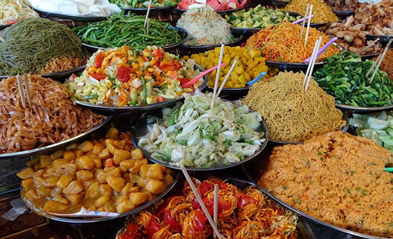 À la découverte de la cuisine laotienne dans une cantine de rue