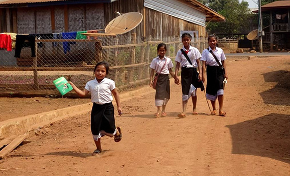 Les enfants rentrant de l'école