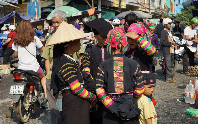 Femmes Lolo noir au marché