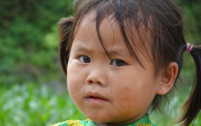 Petite fille Hmong croisée lors de la balade