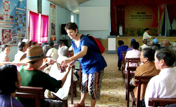 Distribution de cadeaux aux malades de la lèpre