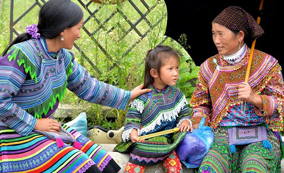 Les femmes Hmong avec leurs costumes colorés 