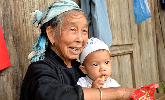 Mme Pa et son arrière petit-fils, nos hôtes sympathiques à Bac Ha, au nord Vietnam