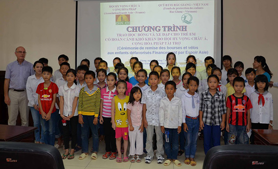 Remise des cadeaux d’Espoir Asie aux enfants démunis à Bac Giang