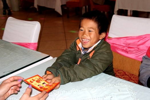 Grande joie de l'enfant en recevant l'étrenne