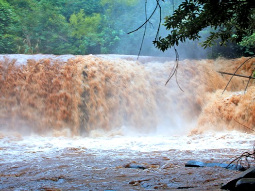 chutes d'eau laos cliff phaxuam
