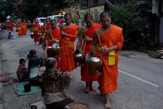 bonzes dans la rue au laos
