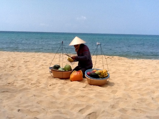 Visite au Vietnam: Une vendeuse de fruits à Phu Quoc