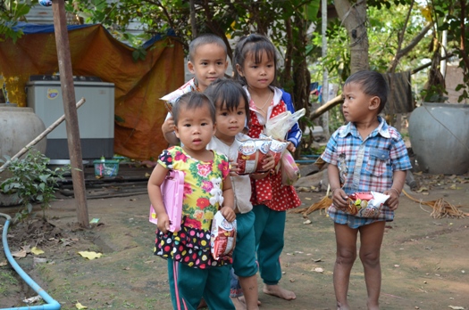 Voyage au Laos: Beau rencontre avec les petits laosiens