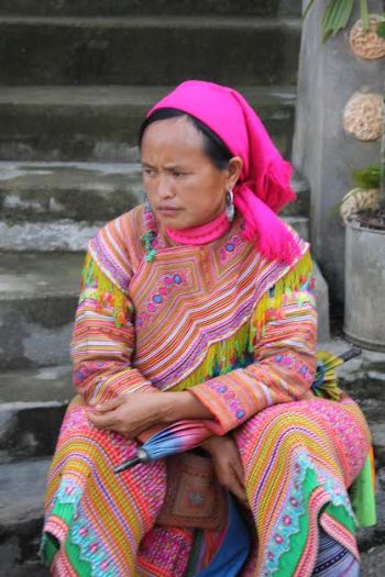 Femme Hmong avec son costume traditionnel coloré