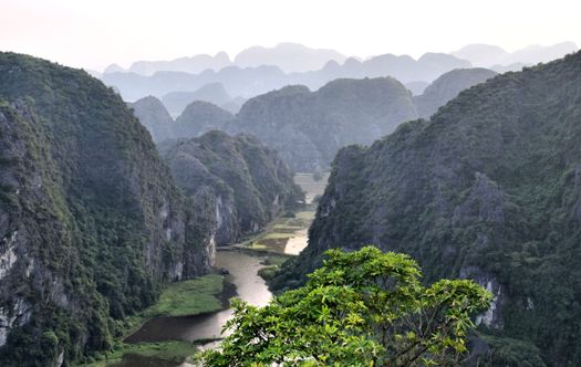 La Baie d’Along terrestre vue du temple Hang Mua