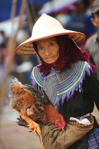 Femme Hmong au marché ethnique de Bac ha 