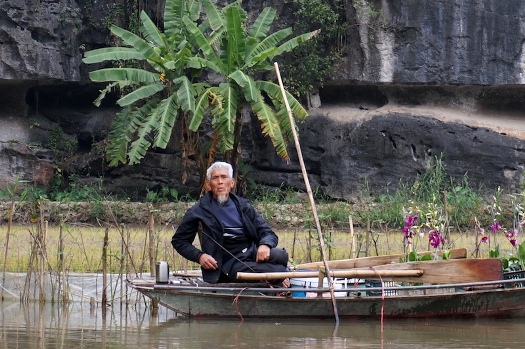 Rameur à Tam Coc, Baie d'Along terrestre, Ninh Binh, Nord Vietnam 